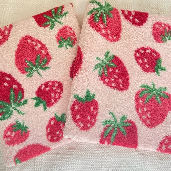 Pink strawberry Valentine’s Day bathroom set - Picture 2 of 4